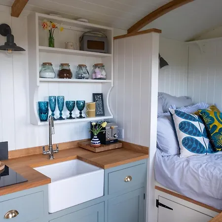 Luxury Shepherd'S Hut On Flower Farm With Outdoor Bath In Mid Cornwall Truro Exterior photo