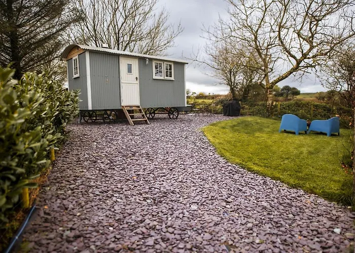Luxury Shepherd\'S Hut On Flower Farm With Outdoor Bath In Mid Cornwall