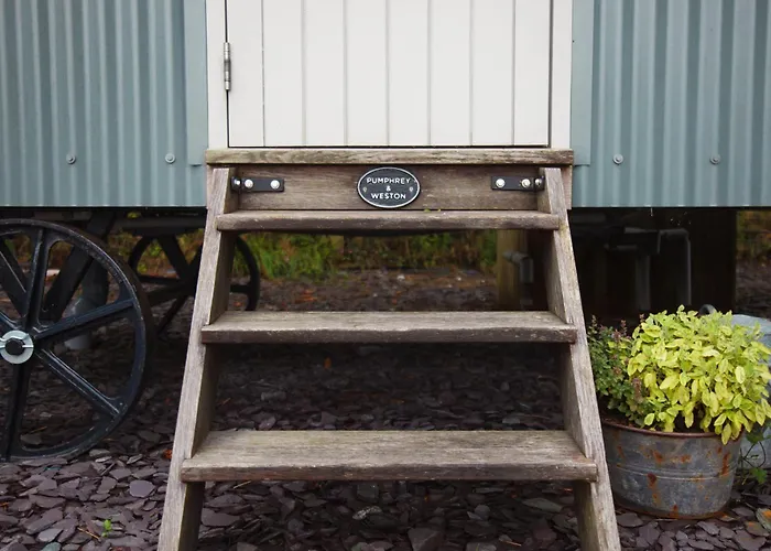 Luxury Shepherd\'S Hut On Flower Farm With Outdoor Bath In Mid Cornwall