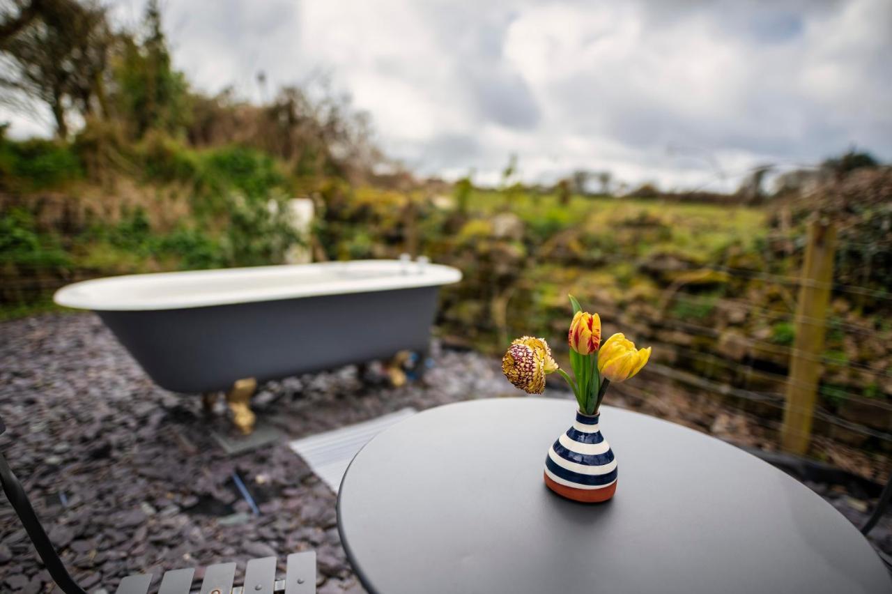 Luxury Shepherd's Hut On Flower Farm With Outdoor Bath In Mid Cornwall Campingplatz